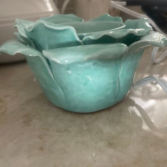 Scentsy petal green element wax warmer - Picture 3 of 11